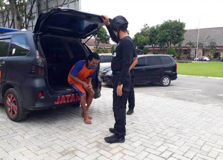 Tersangka Khoirul Rochman saat diamankan polisi.