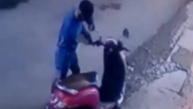 Tangkapan layar rekaman CCTV saat motor korban dibawa kabur pelaku.