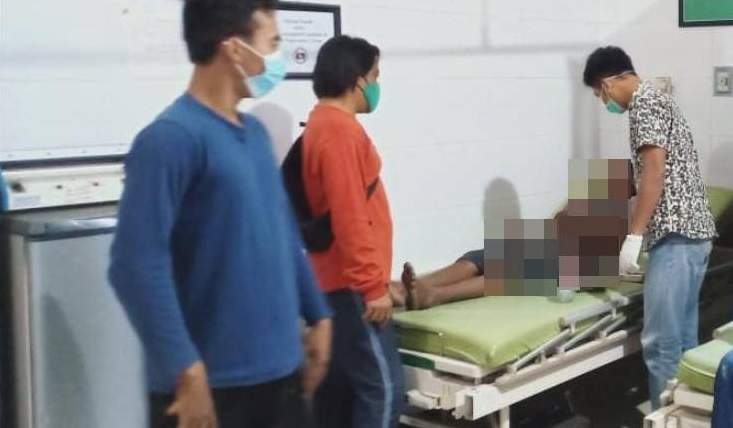 Pelaku saat mendapat perawatan di puskesmas usai babak belur dihajar massa.