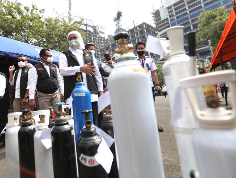  Gubernur Khofifah melaunching Depo Isi Ulang oksigen Gratis untuk masyarakat yang sedang Isoman (isolasi mandiri), bertempat di halaman kantor Dishub Prov Jatim, Sabtu (17/7/2021). SP/PEMPROV JATIM