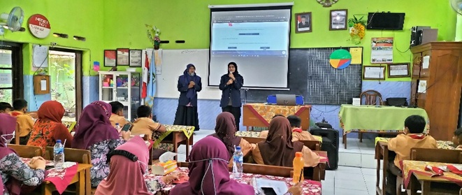 Siswa di SDN Klagen-Sukodono  memperhatikan presentasi dan mencoba mengakses digital library yang dibuat oleh Mahasiswa S1 Teknologi Pendidikan Unesa. SP/Fja