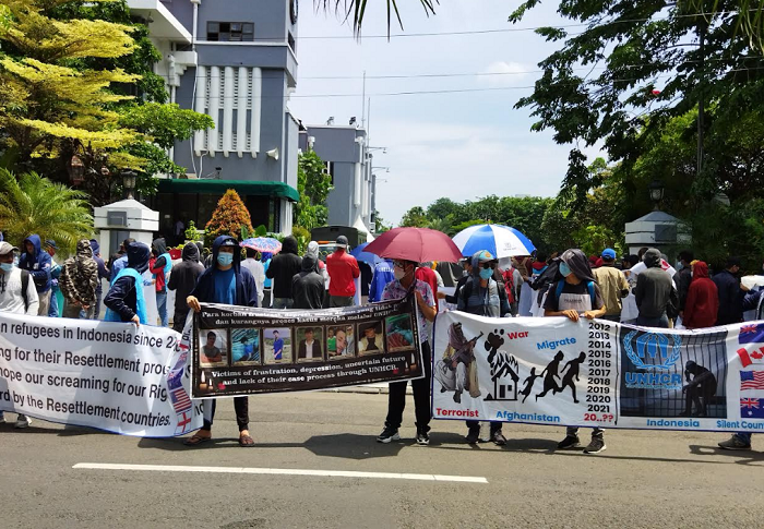 Pengungsi asal Afganistan saat melakukan aksi demo di depan Balai Kota Surabaya.SP/SAMMY MANTOLAS