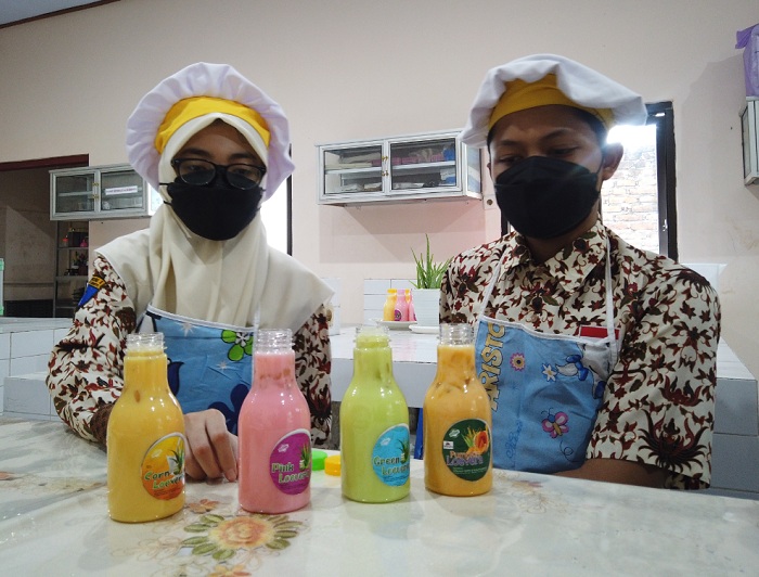 Siswa-siswi SMPN 8 Kota Mojokerto saat memproduksi minuman krimer loeveravdi ruang tata boga sekolah. SP/Dwy Agus Susanti