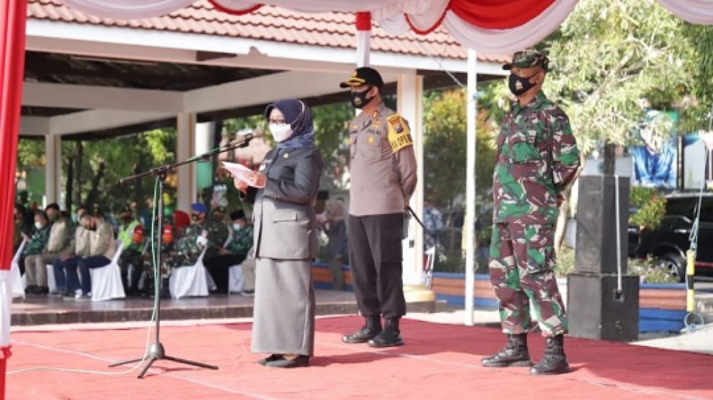 Bupati Jombang, Hj Mundjidah Wahab saat pimpin apel di Alon-Alon Jombang. (SP/Hms) 