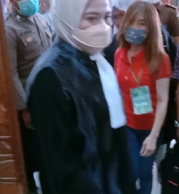 Tampak terdakwa Linda Digelandang Jaksa dan petugas keamanan keluar dari ruang persidangan, untuk dibawa ke Rutan Perempuan Surabaya di Porong, Sidoarjo untuk ditahan. SP/Budi Mulyono