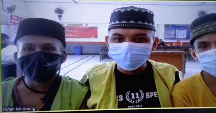 Ketiga terdakwa yakni Hendra Setiawan, Abdul Gofur dan M.Imbron, saat menjalani sidang di ruang Candra PN. Surabaya, secara online, Senin (11/10/2021). SP/Budi Mulyono