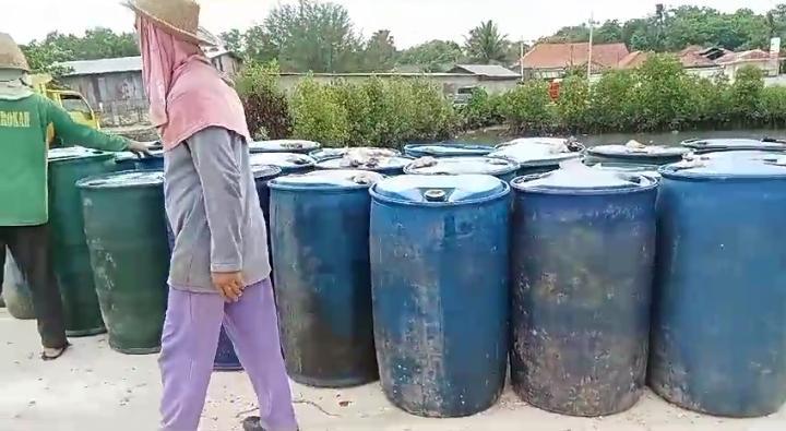 Jerigen BBM Solar di pelabuhan TUKS siap di kirim ke pulau Sapeken melalui Transportasi laut. SP/Ainur Rahman