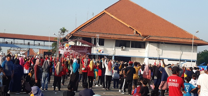 Ramainya warga saat senam bersama.