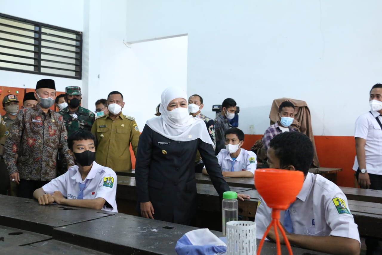 SP/Grs. Gubernur Jatim Khofifah Indar Parawansa didampingi Bupati Gresik Fandi Akhmad Yani saat sidak di SMKN I Cerme, Gresik.