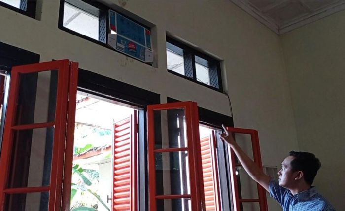 Petugas menunjuk ventilasi yang diduga dijadikan akses masuk oleh pencuri.