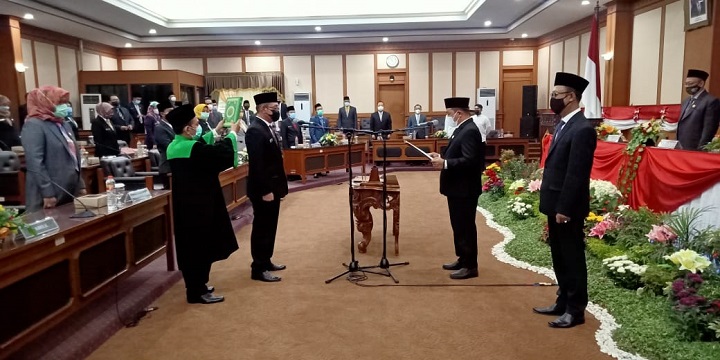Ketua DPRD Much Abdul Qodir saat melantik anggota dewan PAW Akhmad Ubaidi dari Partai Gerindra dalam rapat paripurna, Senin (8/3). SP/M.AIDID