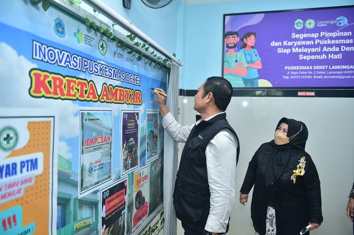 Bupati saat meresmikan inovasi layanan kesehatan kereta ambyar di Puskesmas Deket. SP/MUHAJIRIN KASRUN