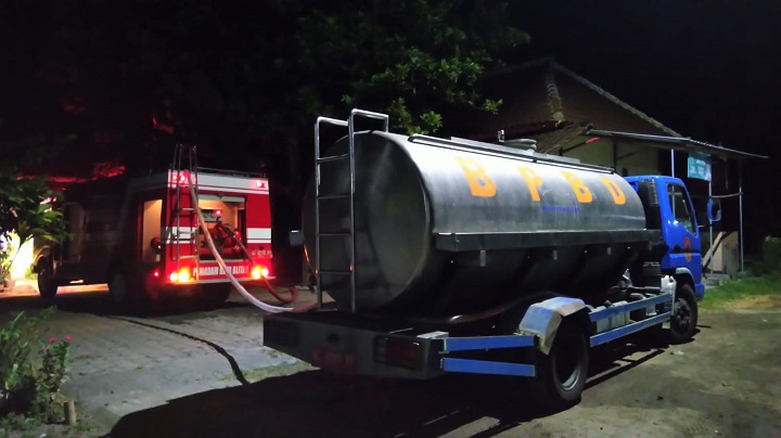 Mobil pemadam kebakaran tiba di lokasi untuk memadamkan api. SP/Hadi Lestariono