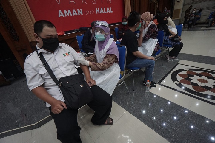 Vaksinasi terhadap para pekerja seni SEC di Kantor Gubernur Jawa Timur, Jalan Pahlawan, Surabaya, Senin (29/3/2021). SP/Julian