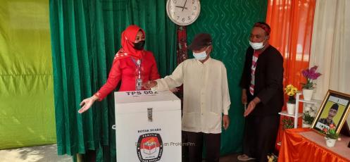 Salah seorang warga saat menggunakan hak suaranya dalam Pilkades serentak di Pasuruan. SP/Ony