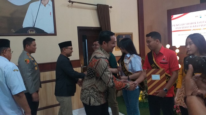 18 perwakilan parpol peserta pemilu dilantik sebagai duta lalu lintas. SP/Lestariono