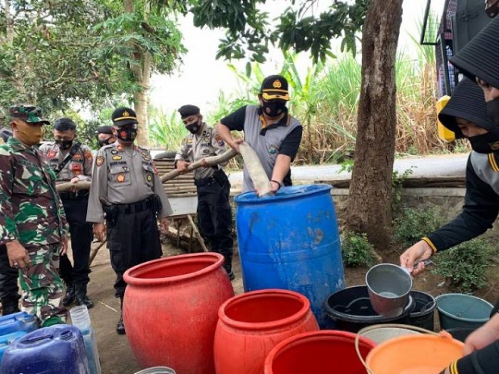 Kapolres Lumajang membagikan air bersih. SP/Lim