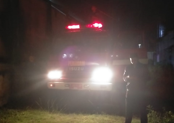 Petugas pemadam saat tiba di lokasi kebakaran. SP/Nyot