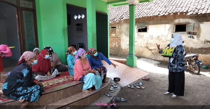 Tim Dinas kesehatan saat memberikan penjelasan tentang bahaya TBC kepada warga Pasuruan.