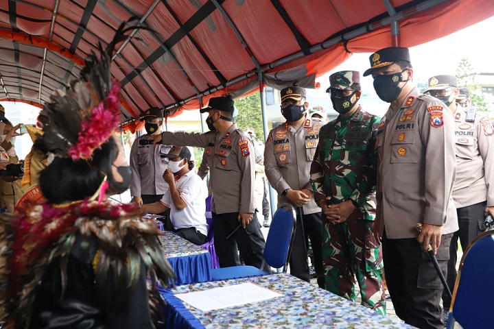 Kapolda Jatim saat cek gerai vaksin Polres Mojokerto. SP/Dwy AS