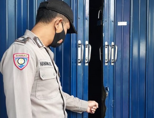 Pintu konter telepon seluler tampak rusak pasca dibobol kawanan pencuri.