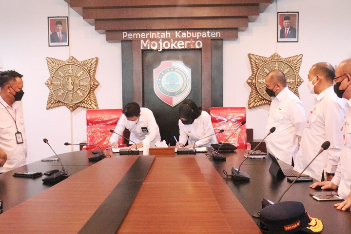 Bupati Mojokerto Ikfina Fahmawati dan Kepala BBWS Brantas Haeruddin Maddi menandatangani MoU di ruang Command Center Kabupaten Mojokerto. SP/Dwy AS