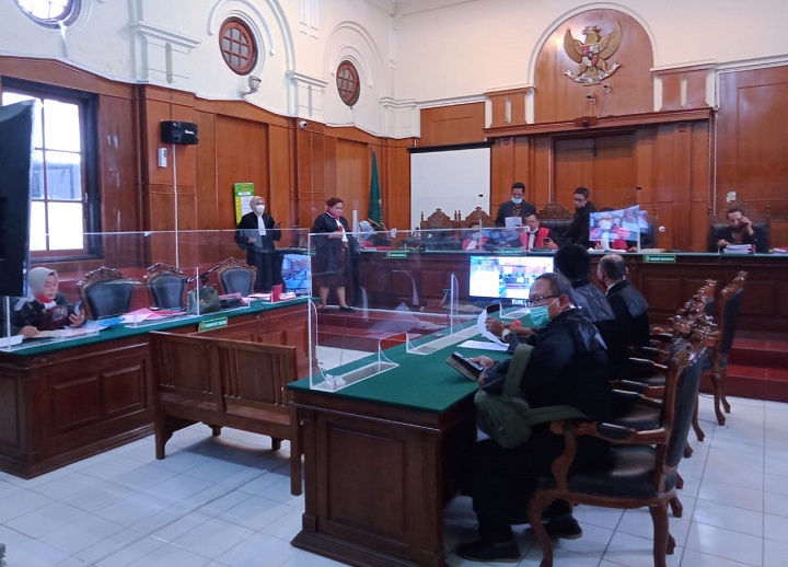 Terdakwa Ridwan bin Ramli dan terdakwa Suwoto bin Abdul Hasan, diruang Cakra PN Surabaya, Rabu (24/03/2021). SP/Budi Mulyono