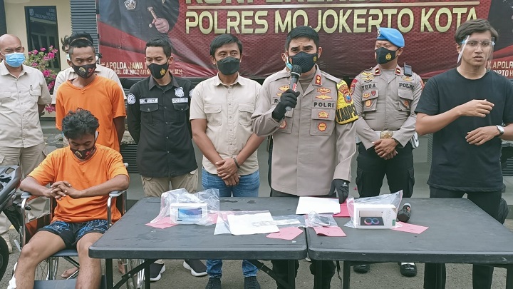 Kapolresta Mojokerto AKBP Rofiq Ripto Himawan saat jumpa pers di Mapolresta Mojokerto. SP/Dwy AS