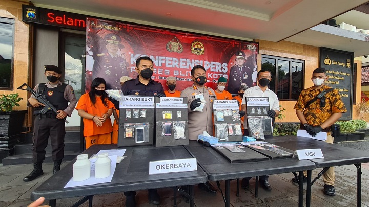 Kapolres Blitar Kota AKBP Argowiyono menunjukkan barang bukti saat rilis. SP/Hadi Lestariono