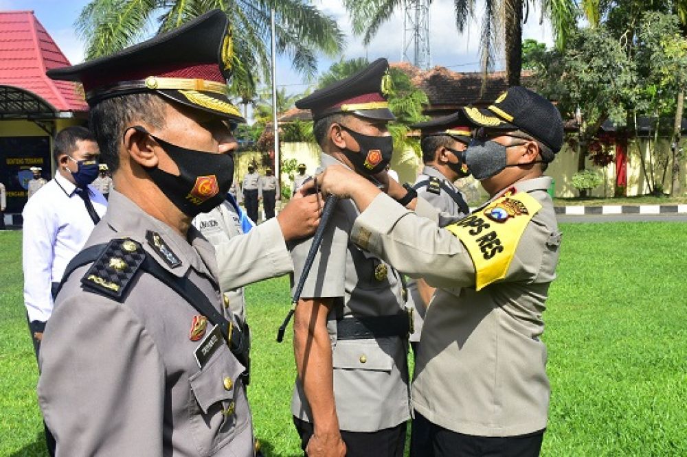 Pelepasan/pemasangan tanda jabatan oleh Kapolres Blitar AKBP Ahmad Fanani Eko Prasetya S.IK. SP/Les