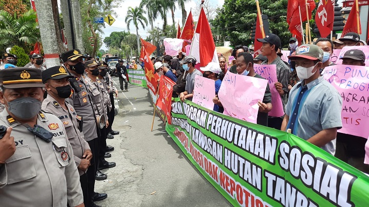 Unjuk rasa warga FPPM di depan Kantor Perum Perhutani. SP/Hadi Lestariono