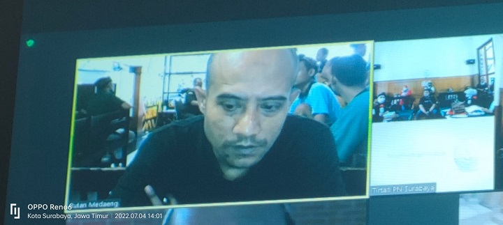 Pepen supendi mendengarkan dakwaan JPU di PN Surabaya. SP/Budi Mulyono