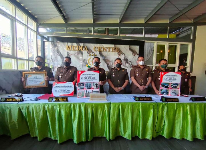 Kajari Surabaya Danang Suryo Wibowo beserta para kasi saat jumpa pers. SP/Budi Mulyono