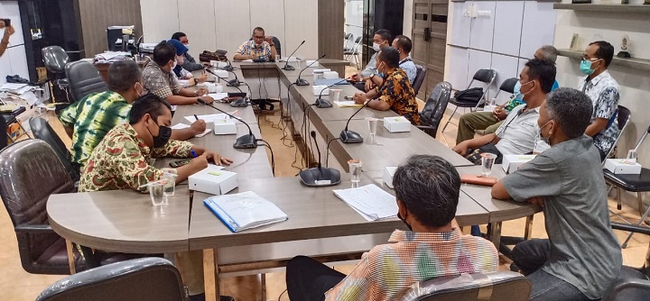 Suasana hearing anggota Komisi I DPRD dengan Kades Kembangan, ketua RT-RW dan aparatur Kecamatan Kebomas.  SP/M.AIDID