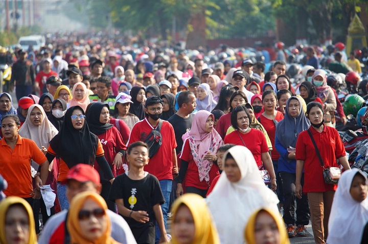 Wali Kota Mojokerto Ika Puspitasari melakukan foto wefie bersama ribuan peserta jalan sehat.