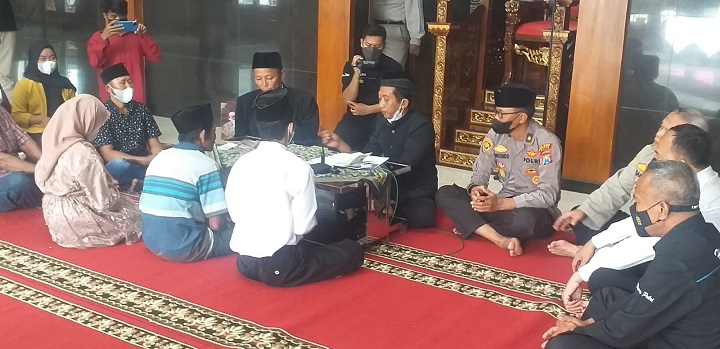 Dua sejoli warga Desa/Kec Kandat Kabupaten Blitar gelar pernikahan di Masjid Polres Blitar. SP/Hadi Lestariono