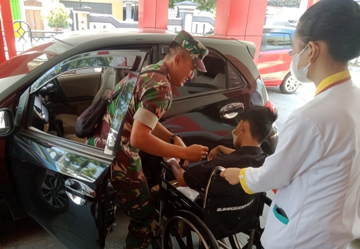 Kopda Doni Prasetyo saat menjemput Vilza Treananta. SP/Lestariono