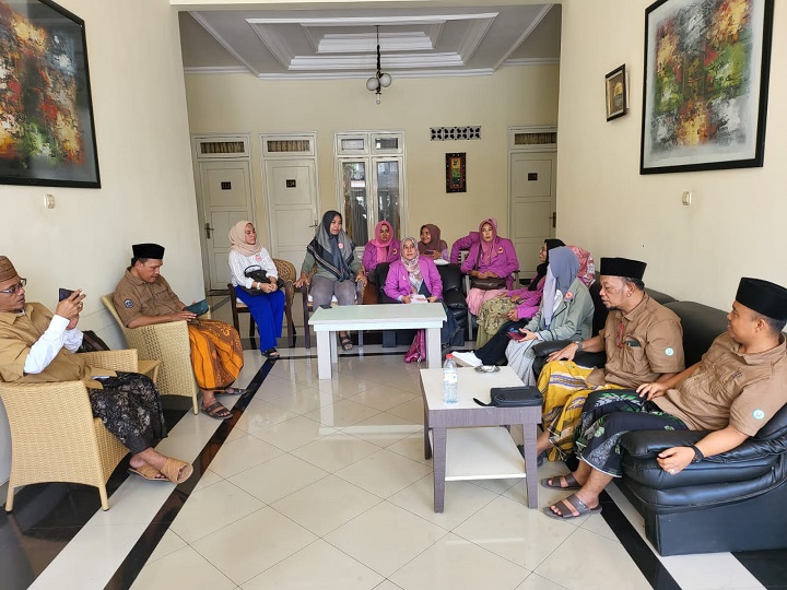 Sejumlah komunitas Perempuan hebat Sumenep, mendatangi Ketua LBH, IAA minta perlindungan hukum. SP/Ainur Rahman