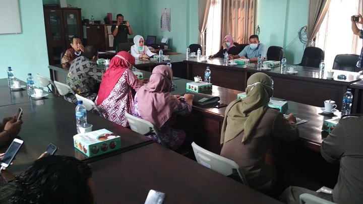 Suasana RDP di ruang Komisi C DPRD Jombang terkait limbah tahu.