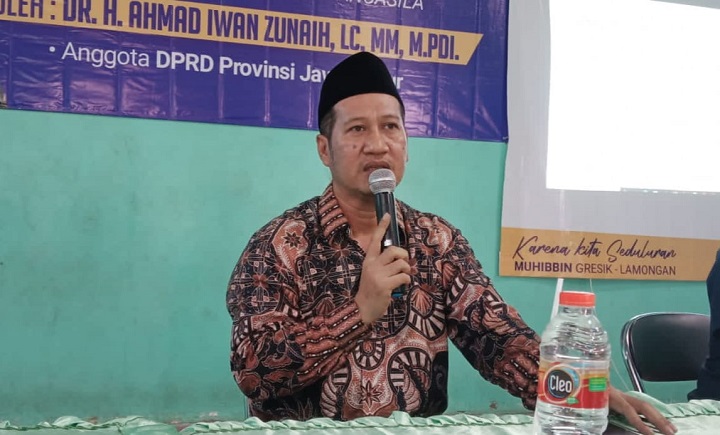 Gus Iwan saat menyampaikan materi wawasan kebangsaan kepada masyarakat di wilayah Kecamatan Kedungpring Lamongan. SP/MUHAJIRIN KASRUN