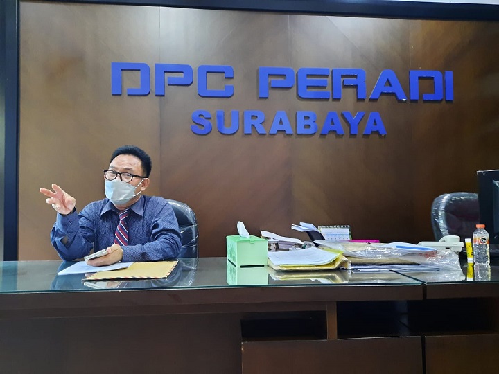 Jumpa pers jelas Rakernas Peradi, di kantor DPC Peradi Surabaya, Rabu (10/11/2021). SP/Bayu