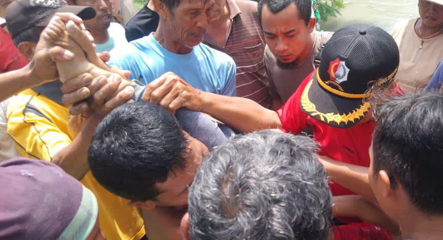 Proses evakuasi korban saat ditemukan oleh warga