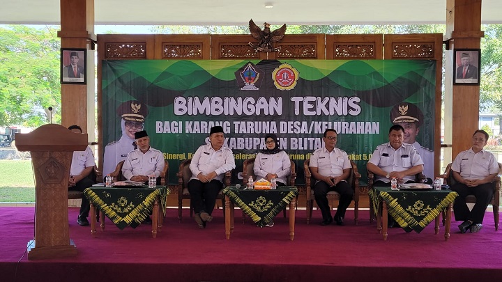 Bupati Blitar Hj Rini Syarifah didampingi Sekda Kab Blitar Drs Izul Maron dan Kadin Sosial Bambang Dwi Purwanto. SP/Lestariono