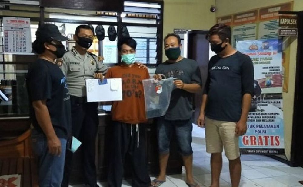 Tersangka Lasamun alias Jembling (jaket coklat) saat diamankan polisi usai kedapatan transaksi judi togel di salah satu warkop.