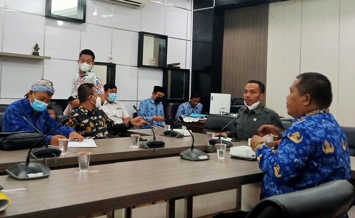 Plt Kepala Dinas PMD Ģresik Suyono (kanan) saat "diadili" para anggota Komisi I DPRD Gresik. SP/Grs