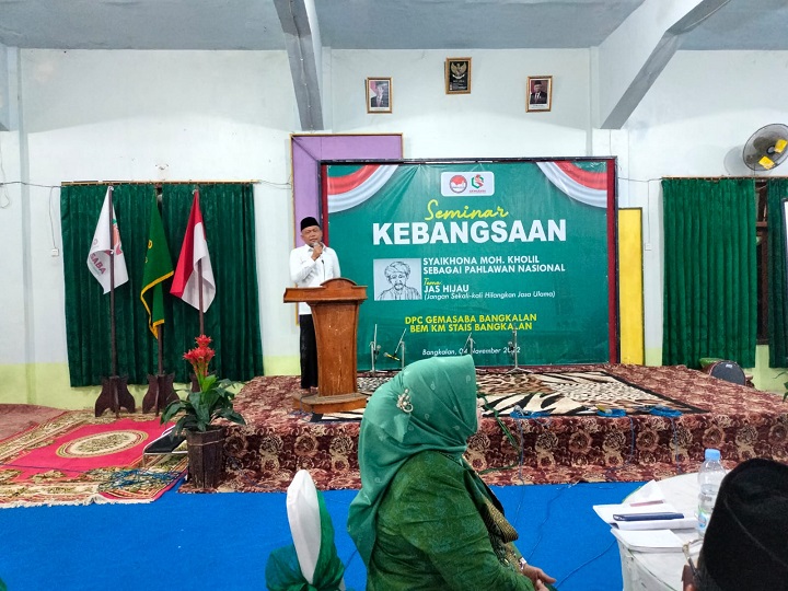 Syafiuddin saat menjadi keynote speaker di seminar Kebangsaan yang diadakan di aula pondok pesantren Syaikhona Kholil Bangkalan