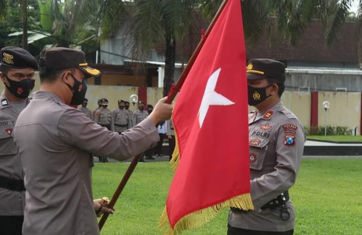 Penyerahan panji panji oleh Kapolres Blitar kepada Kapolsek Garum. SP/Hadi Lestariono