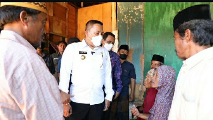 Bupati Sampang H. Slamet Junaidi saat mengunjungi salah satu warganya. SP/Gan