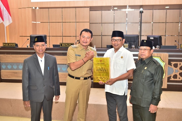Ketua DPRD, H. Abd Ghofur saat menerima dokumen LKPJ dari bupati. SP/MUHAJIRIN KASRUN