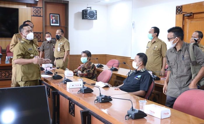 Bupati Gus Yani saat membuka pelatihan nakes untuk program vaksinasi.